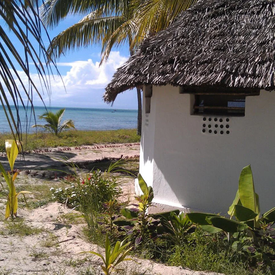 Kilwa Beach Lodge banda exterior in Kilwa Masoko
