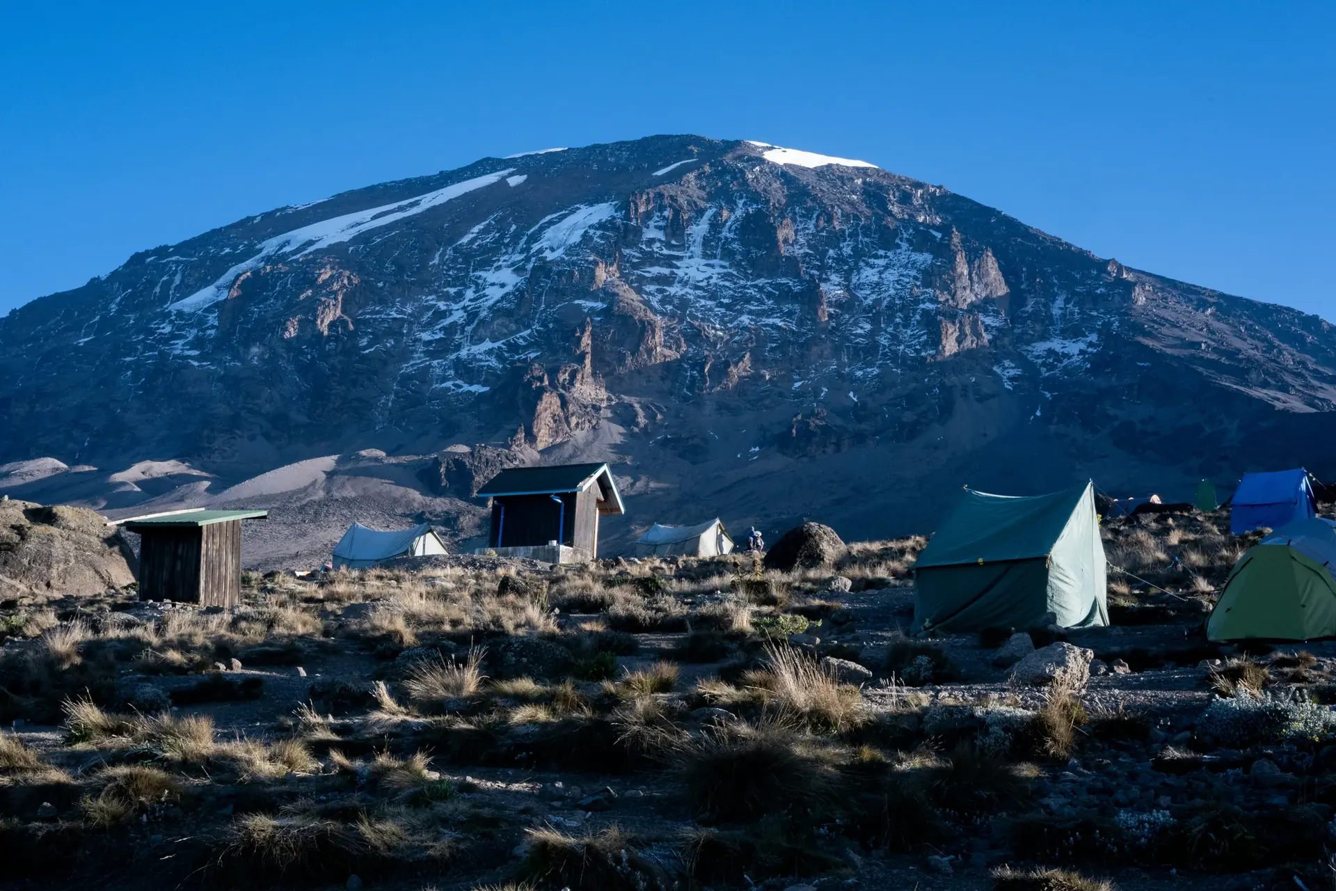 Außenansicht des Umbwe Cave Camps